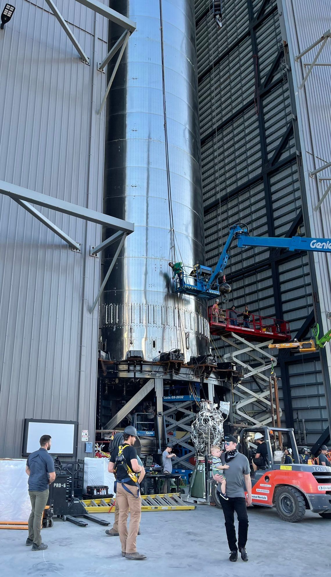 SpaceX SpaceX将超重型助推器运往发射台，进行星际飞船轨道飞行前的准备