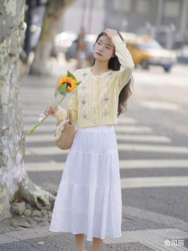 鱼司辰|适合20岁左右的女生穿,衬衫搭配半身裙,穿起来简约又有层次感