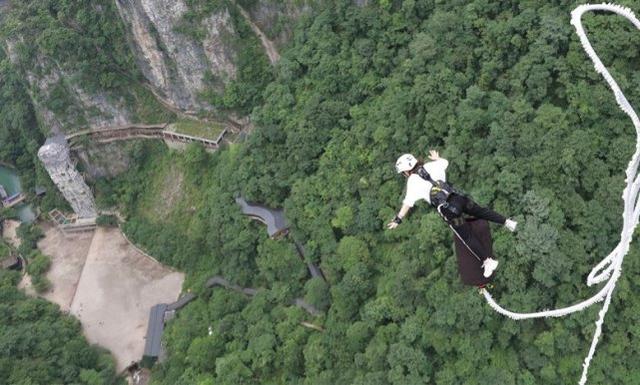 繩沒系好就跳瞭！哥倫比亞蹦極女子從50米高空墜落身亡-圖3