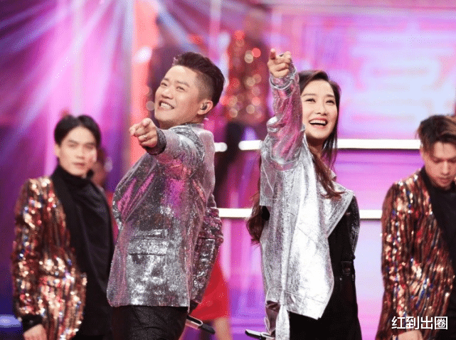 杨魏玲花|凤凰传奇商演现场曝光，玲花踩细高跟身形圆润，4首歌收费约70万