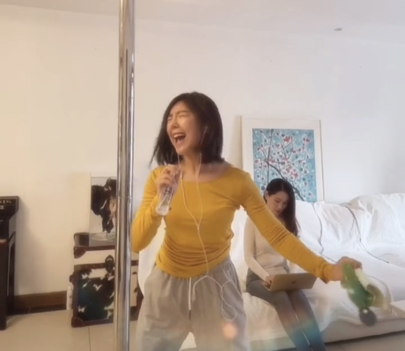 赵奕欢|赵奕欢大扫除不忘擦钢管，唱歌投入遭抵制，网友：日后多穿点