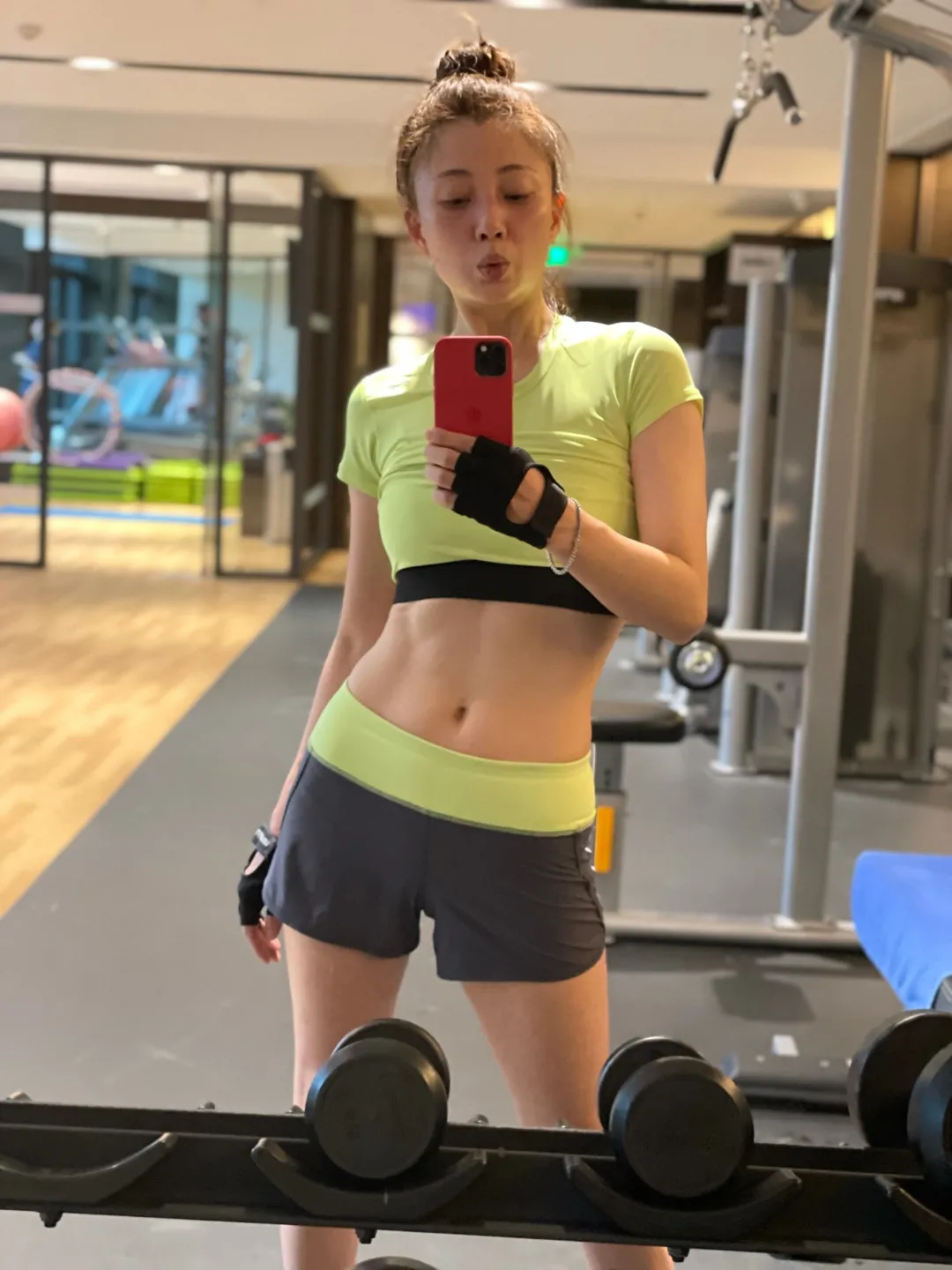 殷桃|42岁凭“少女腰”火上热搜！她这些年是怎么偷偷变美的啊？