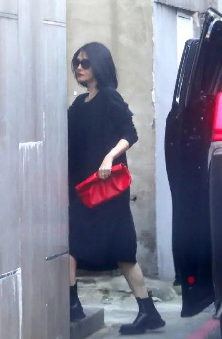 希林娜依·高|大S瘦了好多，穿黑色“孕妇裙”显得空荡荡，配短发还露出尖下巴