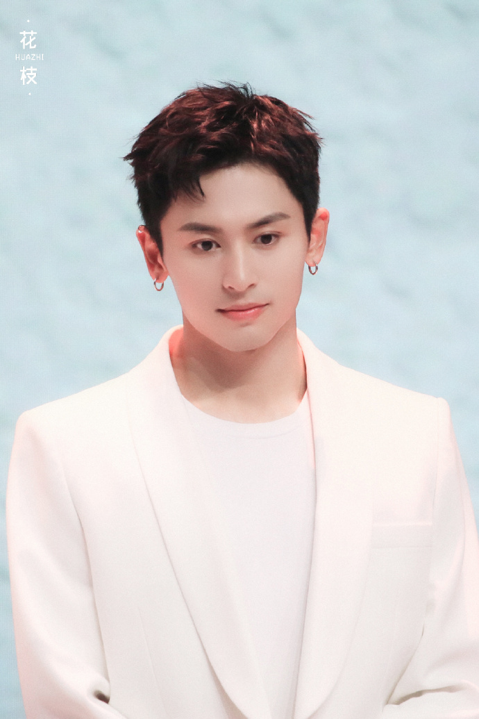 生图|张哲瀚直播生图,这个状态真的对吗?和精修相差十万八千里