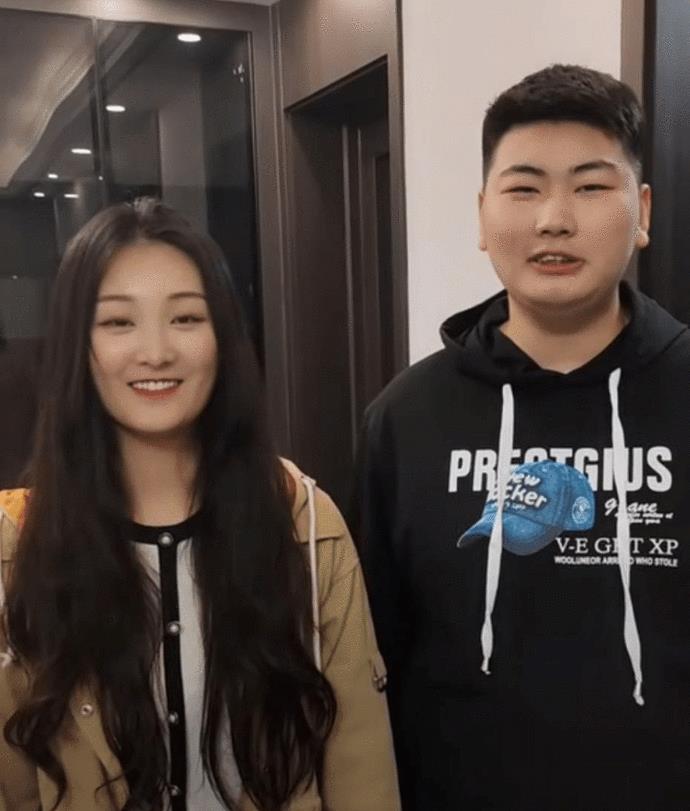 朱之文|大衣哥再当爹？老婆穿新衣腹部明显隆起，轻抚肚子被疑怀三胎