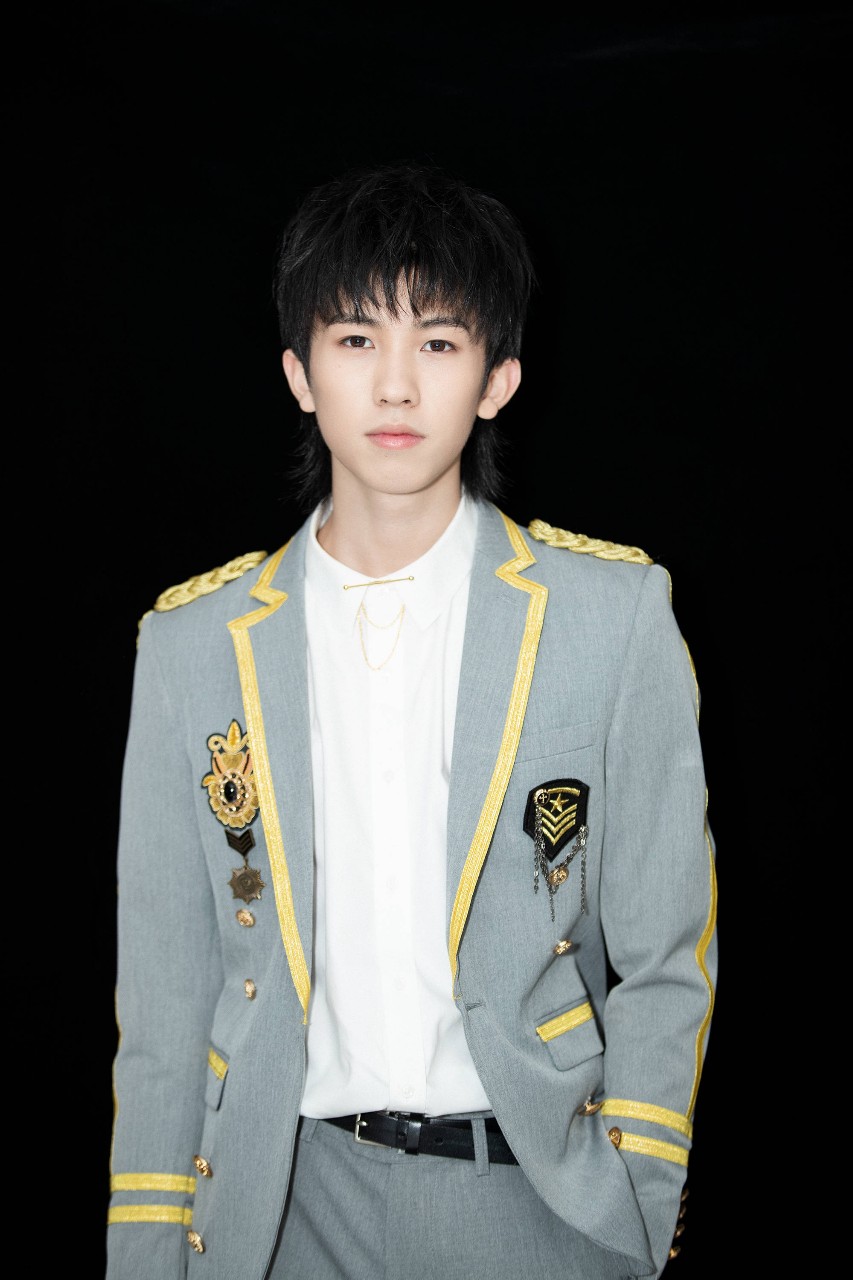 小菲菲 林墨看到工作人员摔倒，自己在一旁大笑，你怎么看？