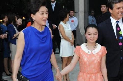 杨澜|52岁杨澜一家近照，丈夫隐瞒了23年，女儿和年轻的她很像