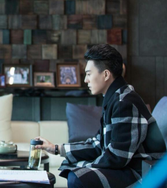 靳东|靳东新剧《纵有疾风起》过审,抛弃老干部人设,冲着男二也要追!