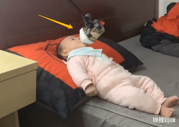 锦鲤妈咪|宝爸用支架给娃喂奶,被宝妈打了一顿,网友:做了我没忍心做的事