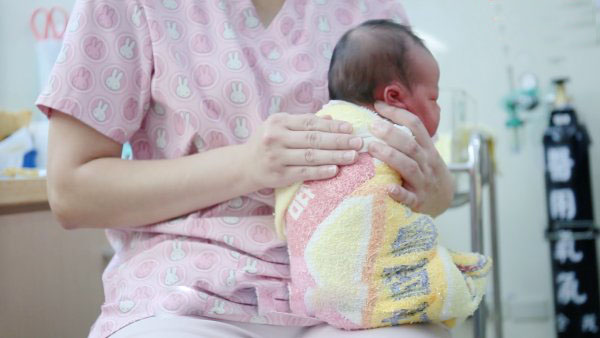 尹汪栎的小世界|拍完嗝，宝宝还吐奶？图解2个正确拍嗝姿势，简单实用