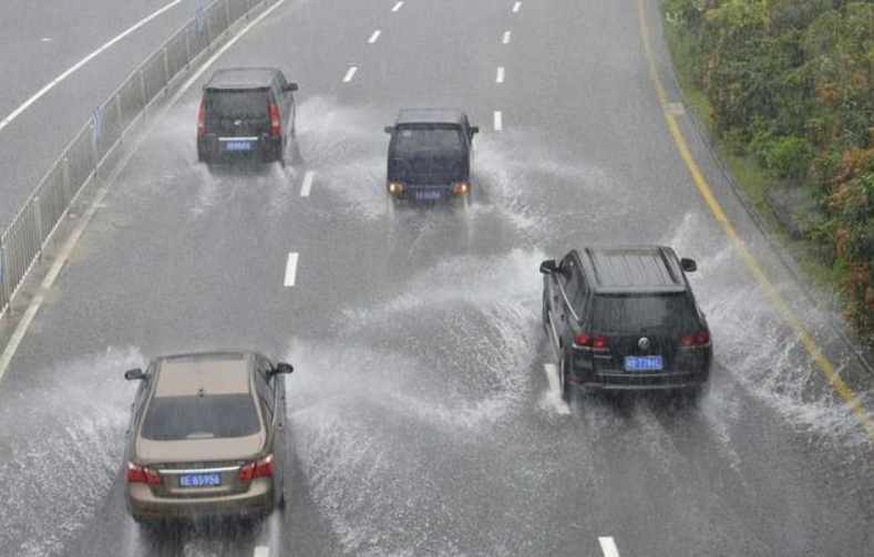 暴雨 跑高速突降暴雨，靠边停车会被罚吗？交警：再说一次