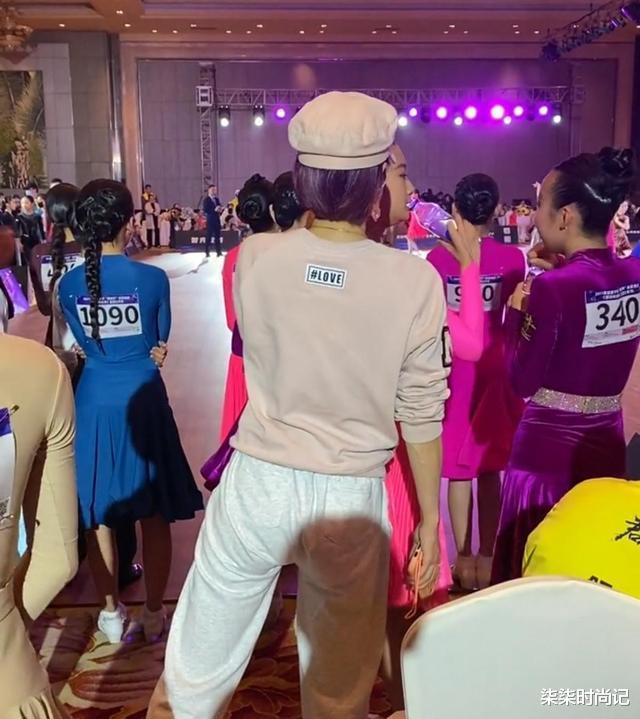 马伊琍|马伊琍陪女儿比赛，裤子卡裆皱一团好尴尬，文章忙着“恋爱”未露面