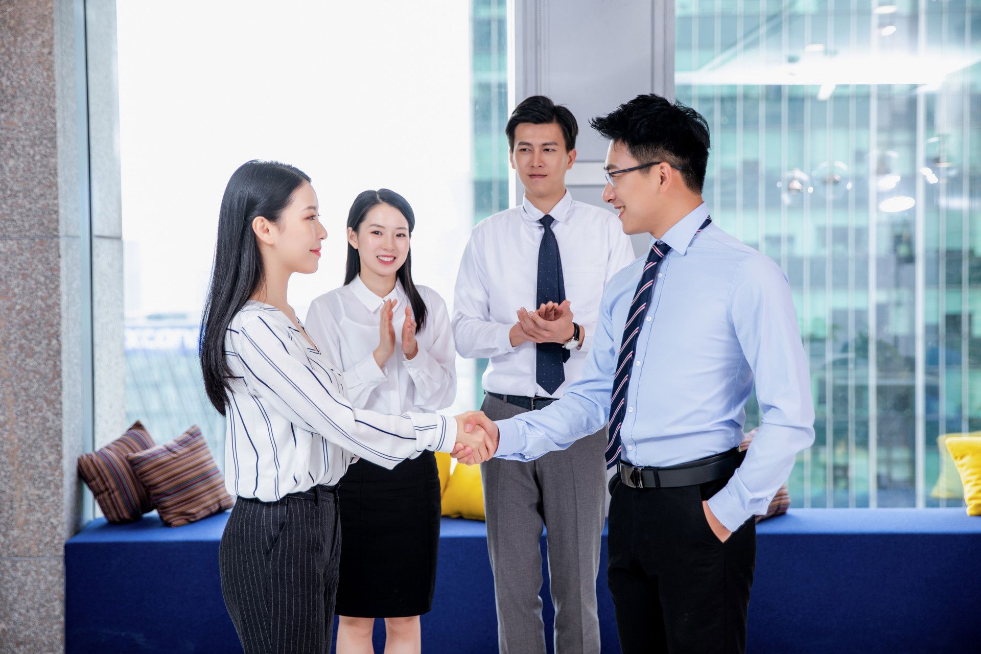 |领导和同事都不拿你当回事：职场，你若不努力，凭什么啥都想要？