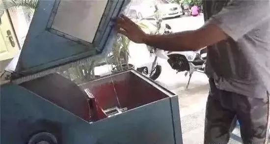 翡翠|18万买的翡翠原石，切出两条三彩手镯，瞬间暴涨几十倍！