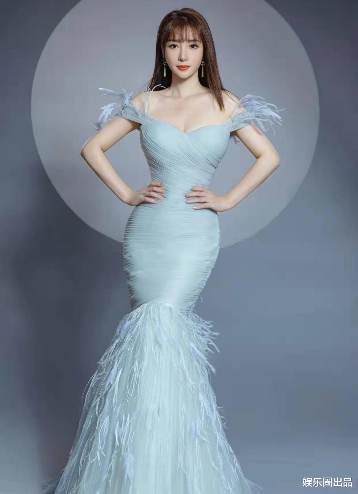 柳岩|柳岩晒出低领装写真，5小时阅读量超过60万，评论区污言秽语