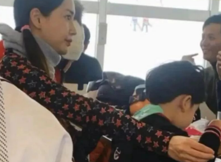 黄晓明|杨颖连拍戏都带着儿子一起，4岁小海绵很可爱，不见爸爸黄晓明