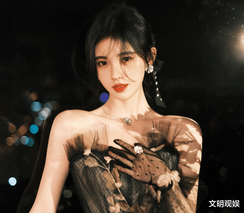 鞠婧祎|鞠婧祎出席拾光盛典，被原相机拉近对准拍，精致五官不是一般绝