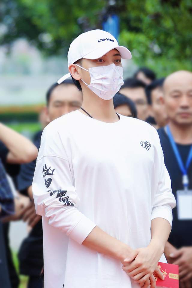 招聘|黄子韬新剧《才不要和老板谈恋爱》开机 跨时空上演职场校园双重人生