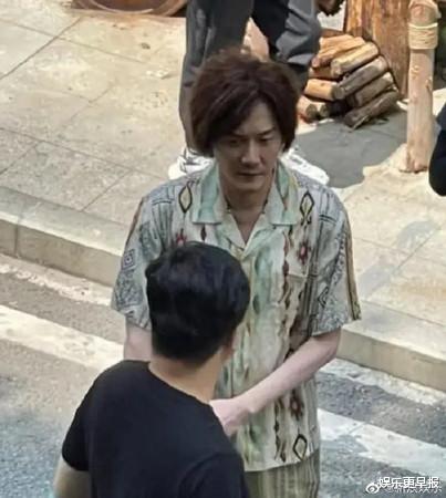 冯绍峰|冯绍峰「暴瘦身影」曝光!离婚赵丽颖1个月前 被目击邋遢乱发
