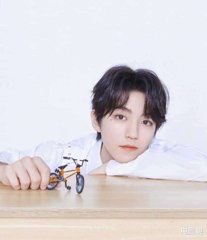 韩素希|王俊凯现身朋友圈,给所有人派送红包,还被路人怀疑是假王俊凯