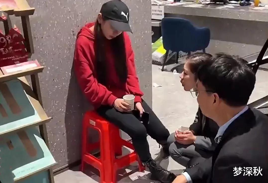 女孩|女子辛苦攒下30w欲买房，却遭全家人阻止: 买什么房？多帮帮你弟不行么？