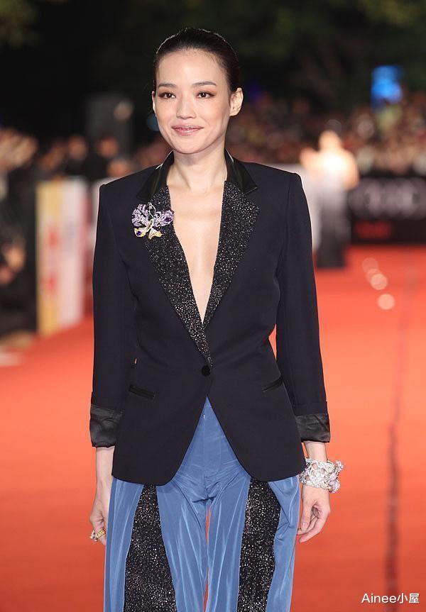 Ainee小屋 舒淇婚后也不改风格，“真空”深V西装穿，配拼接裤腿型修长