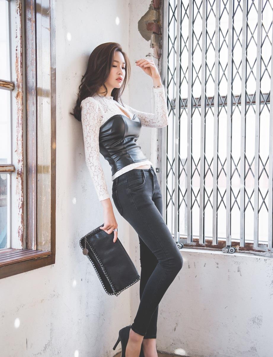 百里守刖|小姐姐身穿白色蕾丝钩花小衫,精致简约的版型却很有设计感