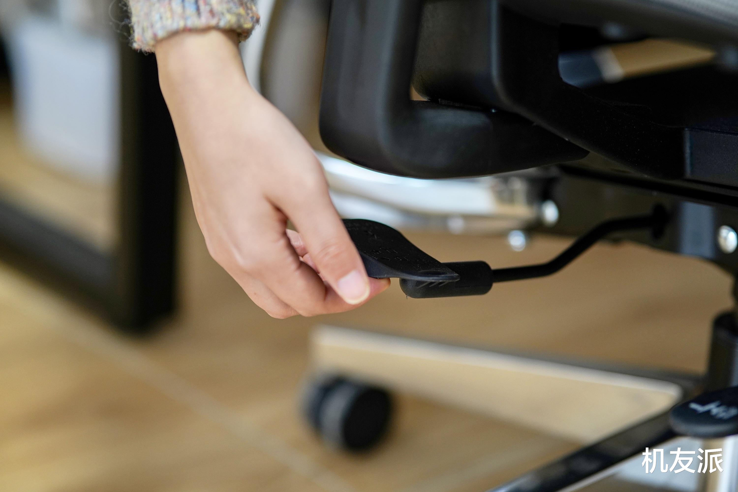 居家办公都要认真：入手黑白调人体工学椅，坐着舒服工作顺心