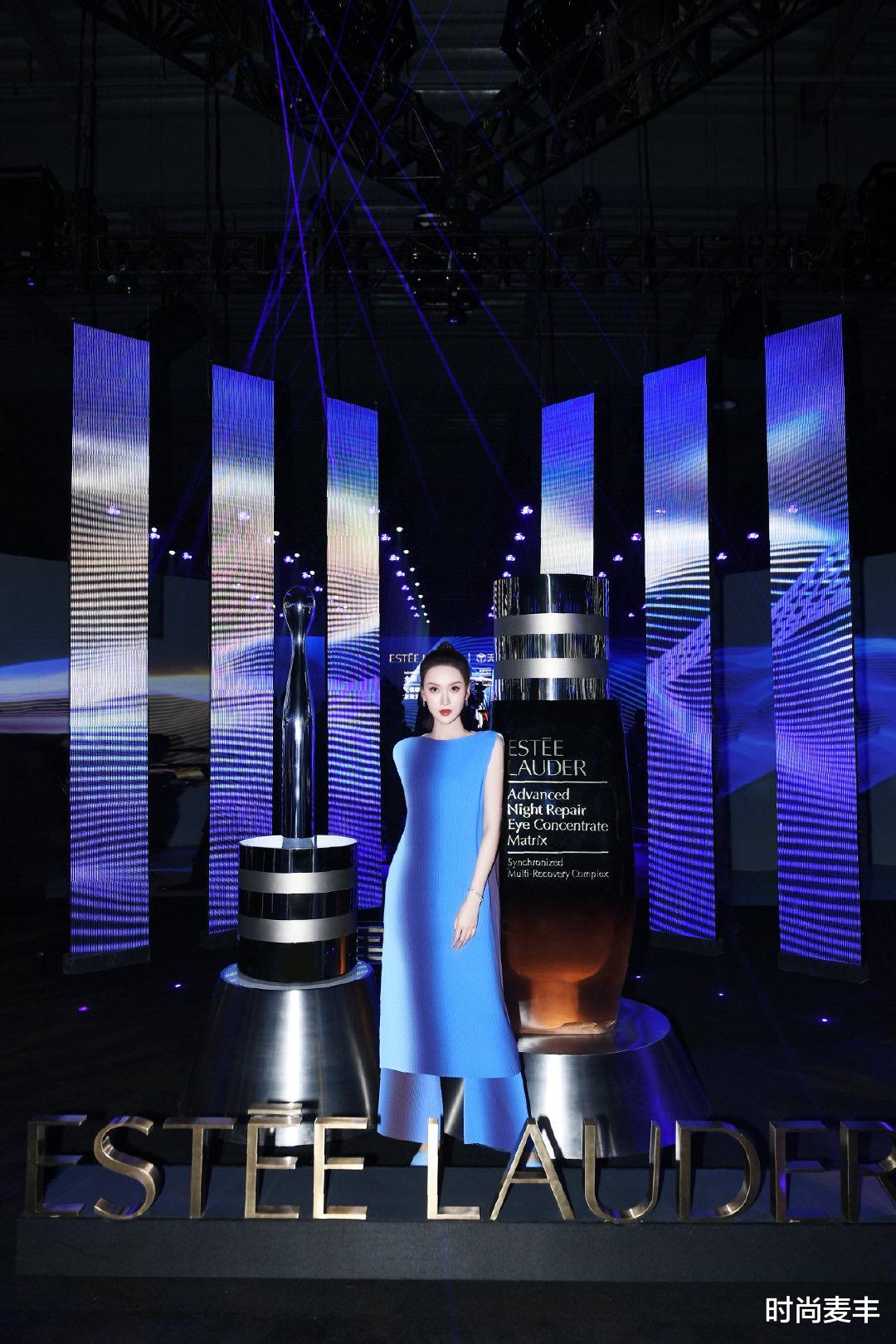 时尚麦丰|钟楚曦不当模特可惜了,蓝色光面连衣裙气质高雅,与背景融为一体