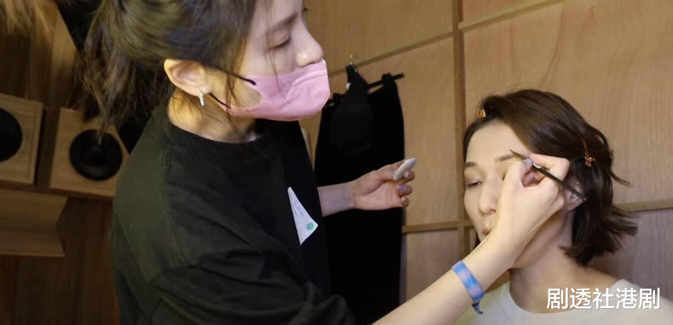 秋瓷炫|钟嘉欣个人网上频道晒颁奖礼前夕短片,自曝已准备好视后获奖感言