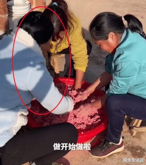 |终于不演了!牛爱芳过上小康生活,麦克风意外曝光,演员也被遣散