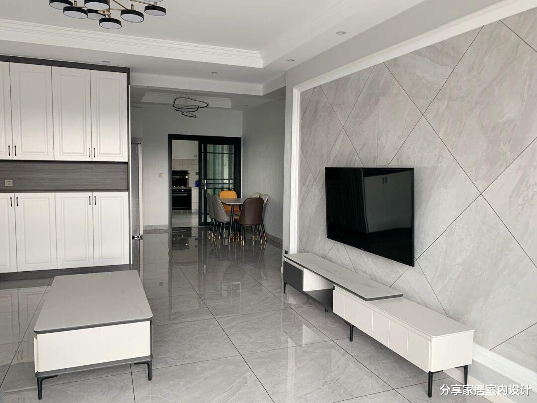 |终于装修完工啦，现代简约风格很喜欢，瓷砖做电视墙也很有档次！