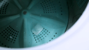 家居超人|洗衣机常年不清洗，细菌比马桶多！教你正确做法，衣服干净清香