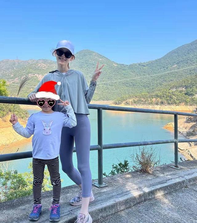 章泽天|章泽天晒母女爬山合影，女儿罕见正脸出镜，嘴巴像爸爸刘强东