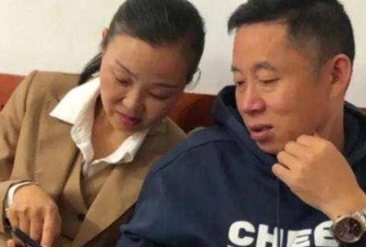 深圳市|孙卓回深圳后，接弟弟放学回家画面超温馨，卓卓吃烤肠心情大好