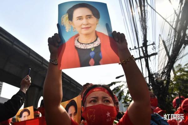 緬甸數百萬人上街抗議，軍方狙擊手已埋伏屋頂，美歐突然趁亂出手-圖4