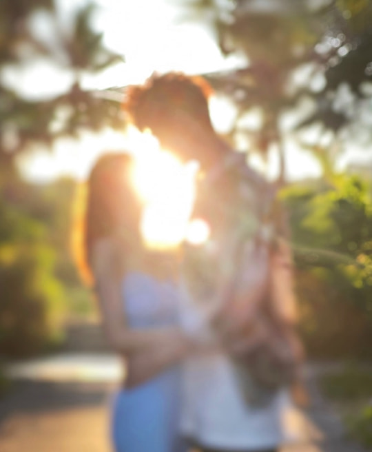 郭品超|郭品超中秋携女友秀恩爱，两人漫步海边，牵手相拥举高高甜度爆表