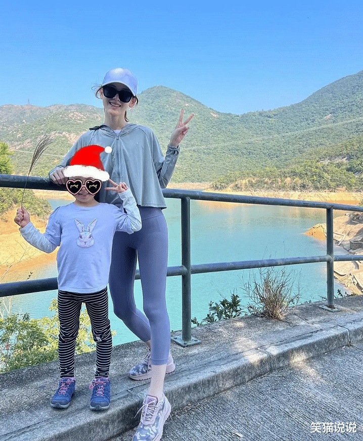 章泽天|章泽天首晒女儿正面照,妈妈脸部比女儿小,网友感慨太像刘强东了!