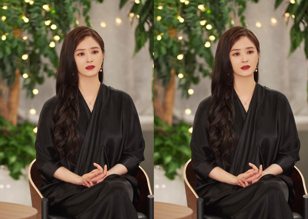 穿衣搭配|蒋欣“齐刘海”发型复古冷艳，裙子开叉都快到腰了，娇俏又妩媚