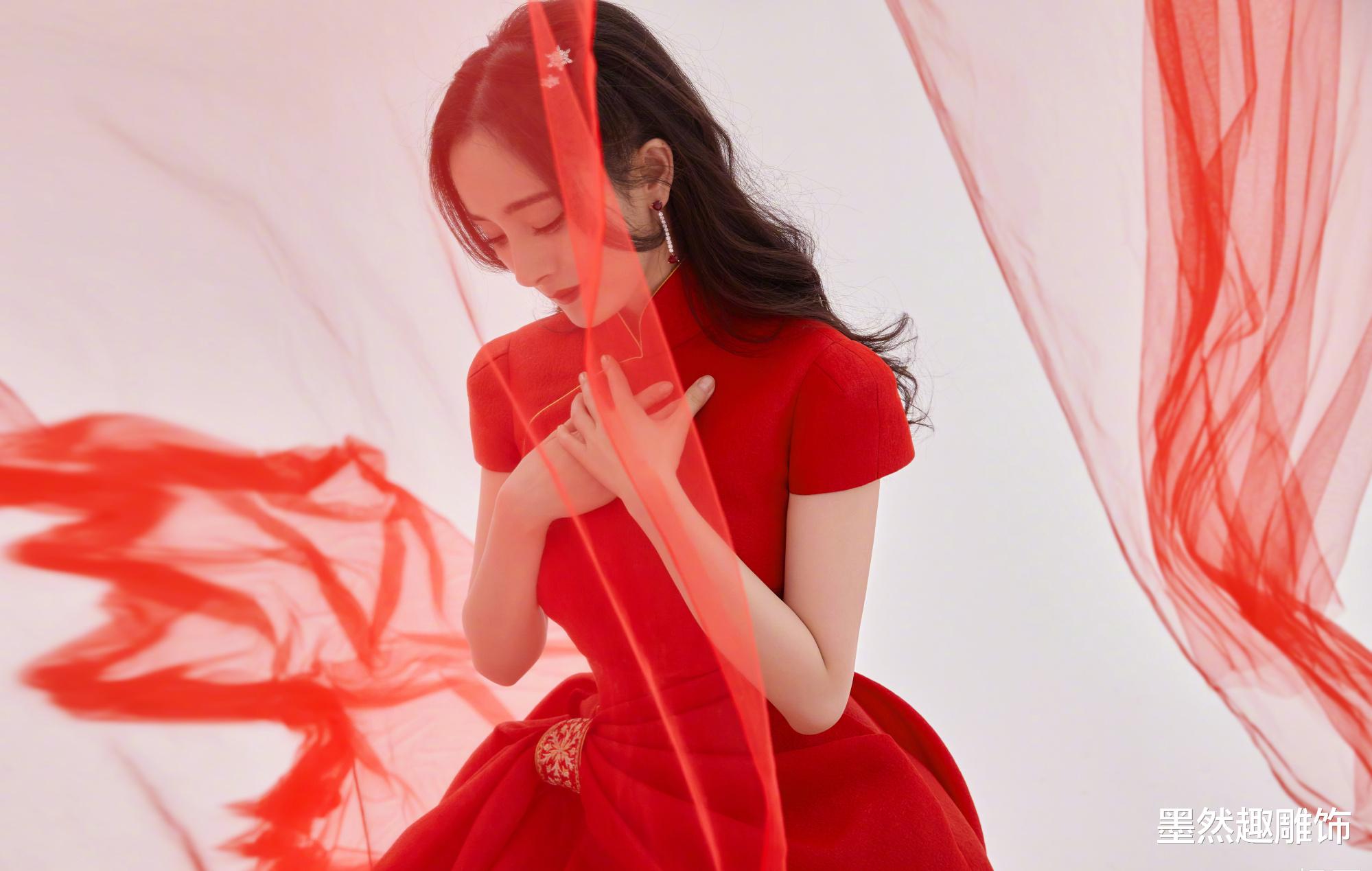 春晚|春晚舞台倪妮成带货女王？一件大衣2.67万，这谁买得起？