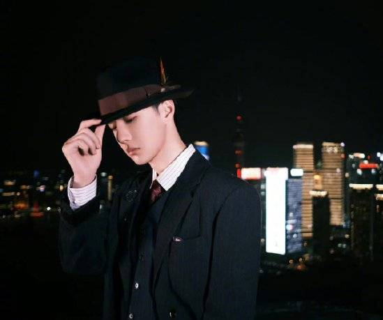 王一博|酷帅！王一博上海滩氛围感大片曝光，一身西服礼帽造型挺拔身材