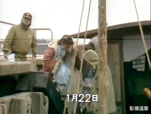 射雕英雄传|83版射雕拍摄片场高清50图：郭靖戴眼镜拿话筒搞怪，翁美玲冻得发抖