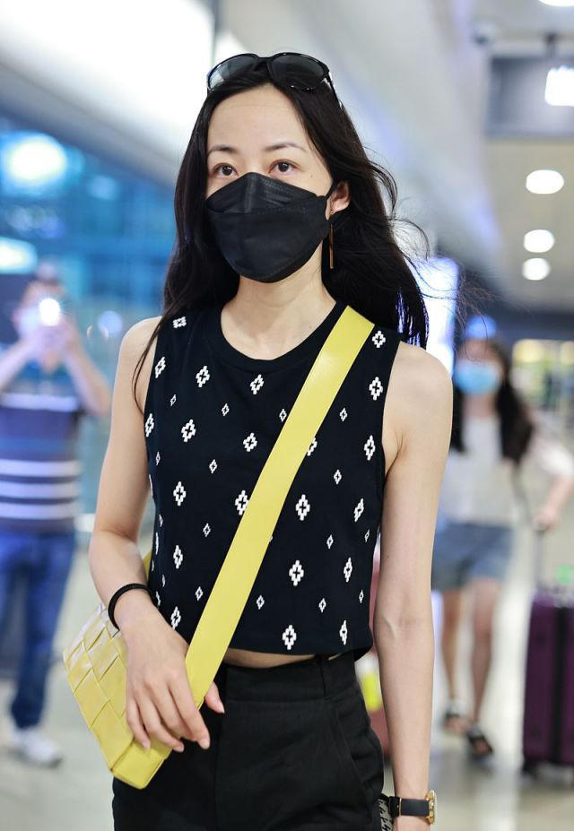 何有强|韩雪的机场穿搭真洋气，一件无袖背心搭配五分裤，细腰长腿绝了！