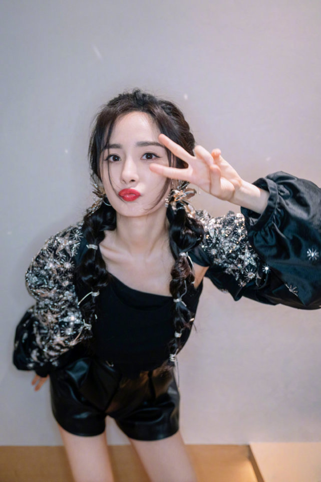 时尚风行派 杨幂为美太拼了!卫衣+薄纱裙秀美腿,全黑look依旧穿出了高级感