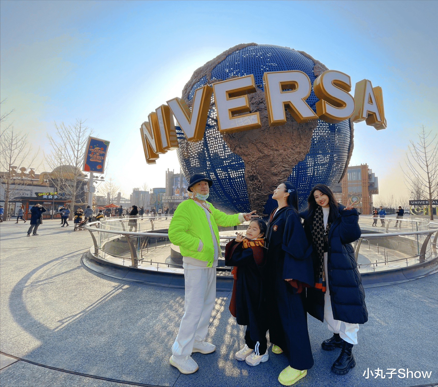 包贝尔|包贝尔包文婧携女儿逛环球影城，夫妻俩情侣装秀恩爱，女儿太像爸