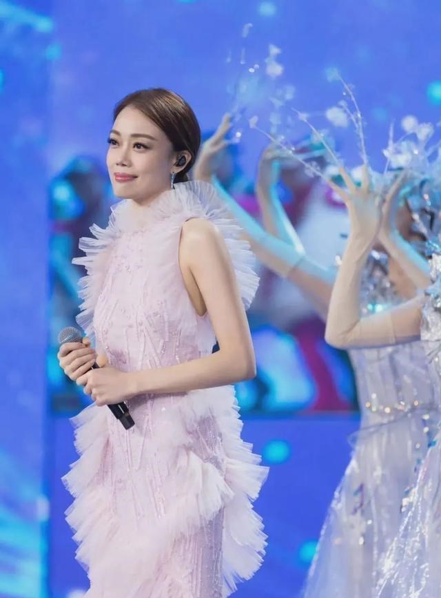 国庆晚会|国庆晚会女星造型：金晨裙子胸前吸睛，张韶涵公主裙仙气十足