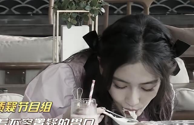 舔狗|baby吃了三碗小馄饨，当她站起来看到肚子，网友：是我的眼花了？