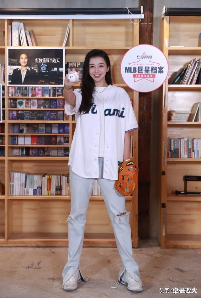 卓哥要火 亚洲最美篮球主播张曼源以“身”作则，将普通t恤穿出了个性