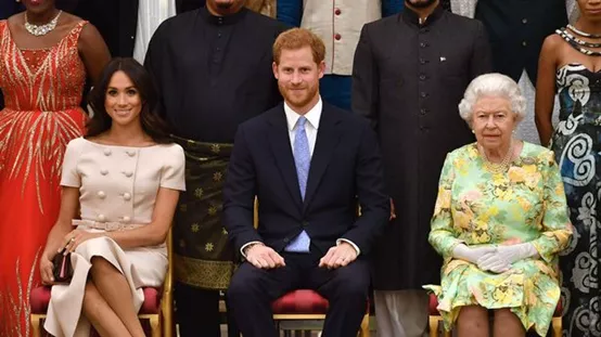 英国杂志想评选女王为“年度最佳老人”,被女王幽默地拒绝!