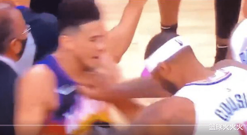 布克|输不起？太阳绝杀后，考辛斯怒推布克，隆多摆手势挑衅，乔治懵了